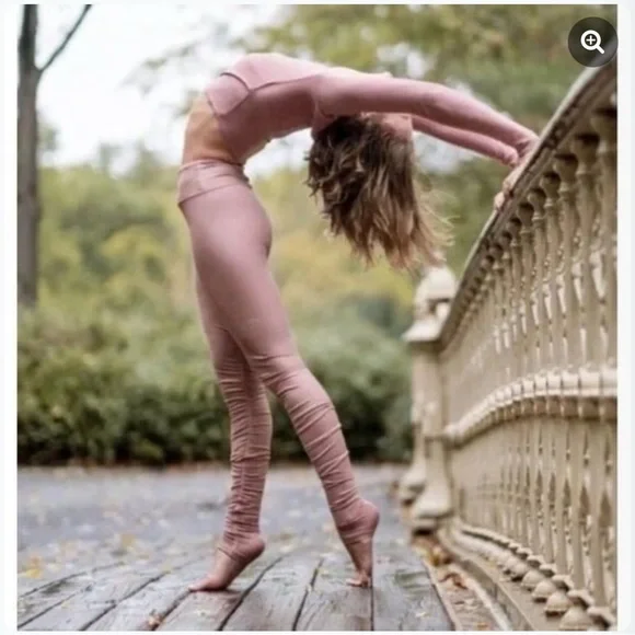 ALO YOGA IDOL LEGGING Color: Jungle Glossy: light green - Picture 11 of 13